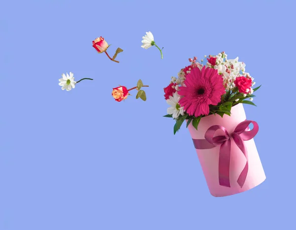 Coffret Cadeau Rose Avec Diverses Fleurs Printemps Sur Fond Violet — Photo
