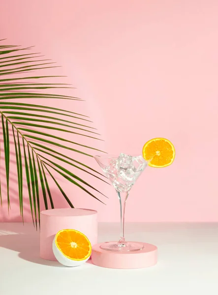 Copa Martini Con Hielo Fruta Naranja Hoja Palma Tropical Podio — Foto de Stock