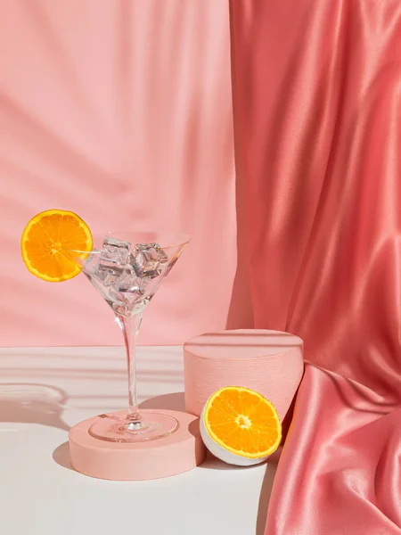 Ποτήρι Μαρτίνι Πάγο Και Πορτοκάλι Σκιά Από Φύλλα Φοίνικα Και — Φωτογραφία Αρχείου