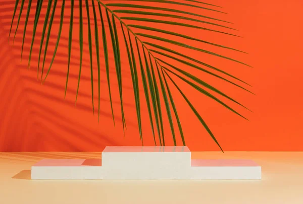 Minimal Σύγχρονη Οθόνη Προϊόντος Πορτοκαλί Φόντο Βήμα Προϊόν Και Τροπικό — Φωτογραφία Αρχείου