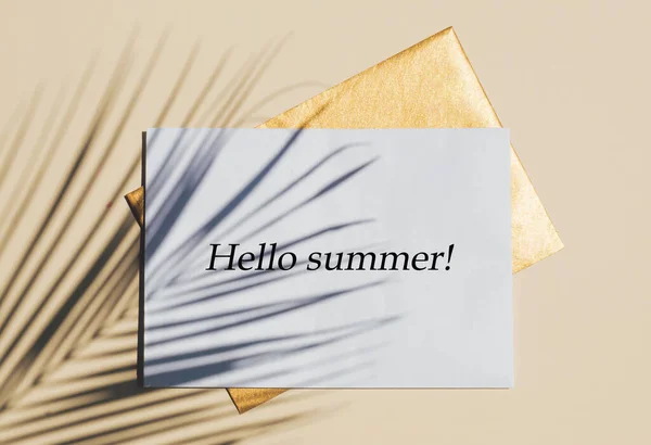 Yeşil tropikal yaprak gölgesi ve iki zarf. Düz yatıyordu. Palmiye yaprağı ile en az yaz konsepti. Merhaba yaz..