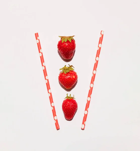 Creative Flat Lay Composition Made Two Straws Three Strawberries White —  Fotos de Stock