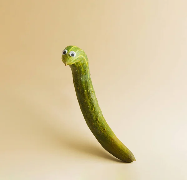 Grappige Komkommer Met Ogen Beige Achtergrond Halloween Vakantie Idee Creatief — Stockfoto