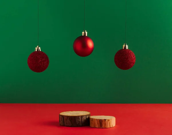 Ürünün sunumu için podyumu olan minimum Noel arkaplanı. Doğal ahşap kaide. Mutlu yıllar ve mutlu Noeller..