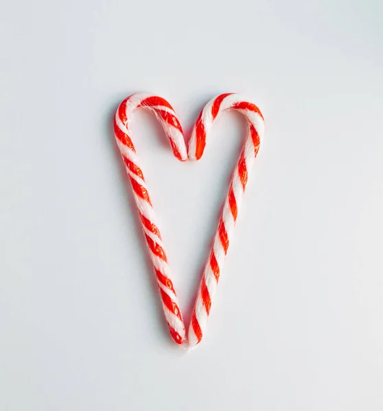 Beyaz arka planda Noel şekerleri ile yapılan Noel kompozisyonu. İyi tatiller. En az yeni yıl konsepti. Düz yatıyordu.