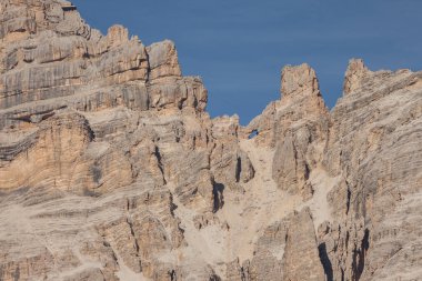 İtalya 'da dikey Dolomitlerin duvarı ayrıntıları (Tofana di Mezzo)