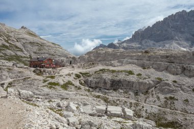 CRODA FISCALINA, İtalya - 10 AĞUSTOS 2019: Pian de Cengia sığınağı Dolomites 'teki Croda Fiscalina dağ bölgesinde her yıl binlerce insanın dinlenmek için durduğu ana binadır..