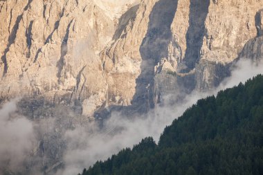 Sella grubunun kuzey tarafı Val Gardena bölgesindeki bulutların arasında.