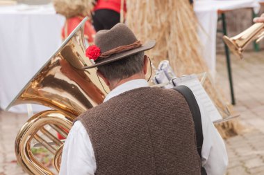 Val Isarco 'daki yerel bir sonbahar kutlamasında tipik kostümlü müzisyen. )