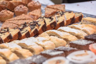 Val Isarco, Dolomitler 'de düzenlenen bir kutlama sırasında geleneksel pasta ve tatlılar