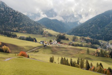 Val di Funes 'daki küçük İtalyan dağ kasabası St. Magdalena' dan görüntü