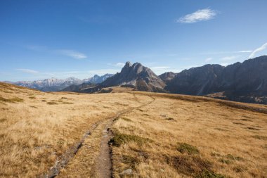 Sass de Putia akşamları Dolomites 'te bir otlağın üzerinden geçiyor.