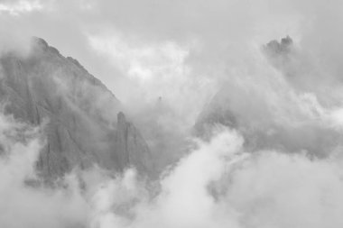 Bulutlu bir günde Odle Dağı manzarası - Val di Funes, Dolomitler