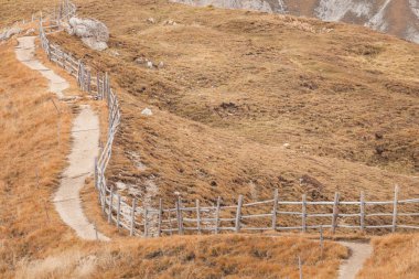 Tahta çit Val di Funes uzun bir yol