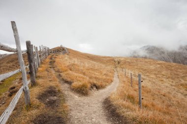 Tahta çit Val di Funes uzun bir yol