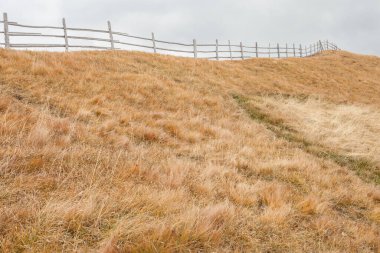 Tahta çit Val di Funes uzun bir yol