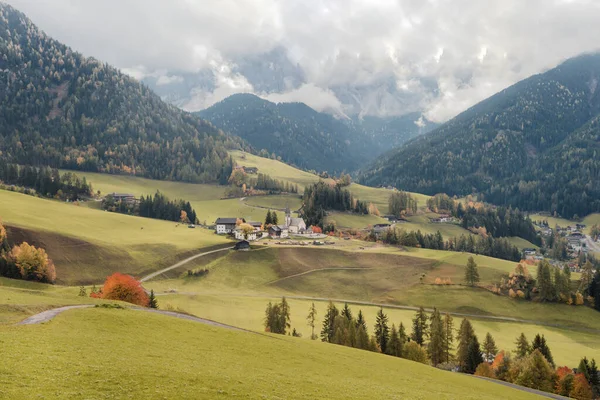 Val di Funes 'daki küçük İtalyan dağ kasabası St. Magdalena' dan görüntü