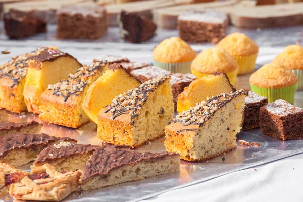 Val Isarco, Dolomitler 'de düzenlenen bir kutlama sırasında geleneksel pasta ve tatlılar