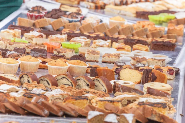 Val Isarco, Dolomitler 'de düzenlenen bir kutlama sırasında geleneksel pasta ve tatlılar