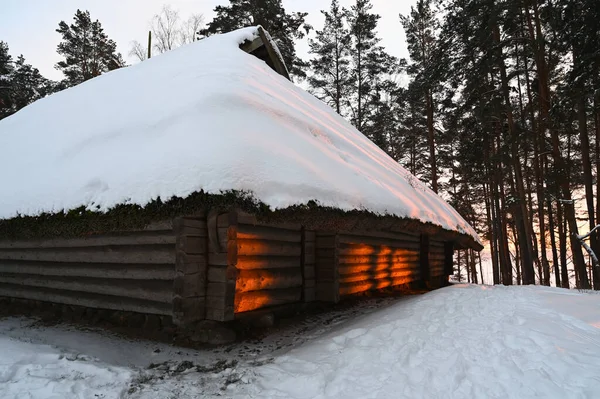 Een Oud Besneeuwd Houten Huis Een Heuvel Met Een Zonsondergang — Stockfoto