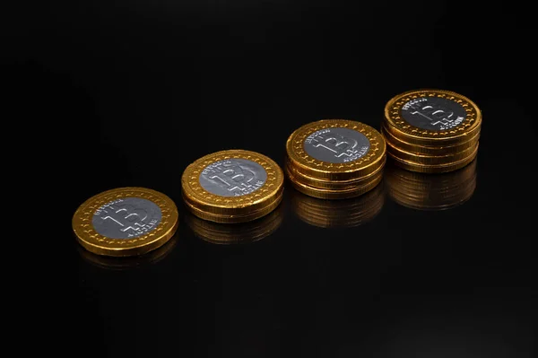 Stapel Van Fysieke Bitcoin Crypto Valuta Munten Een Geïsoleerde Zwarte — Stockfoto