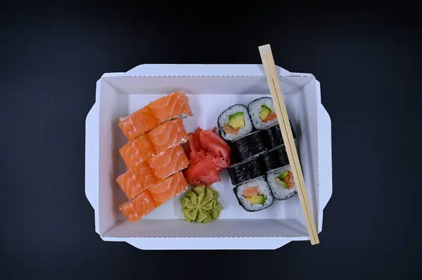 Sushi Con Zenzero Rosso Wasabi Una Scatola Asporto Sfondo Nero — Foto Stock