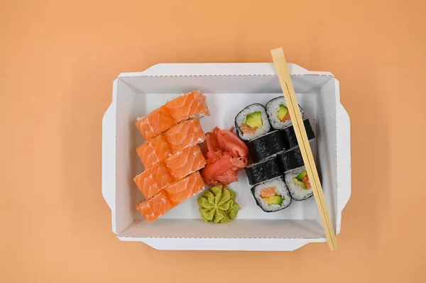 Sushi Con Zenzero Rosso Wasabi Una Scatola Asporto Sfondo Arancio — Foto Stock