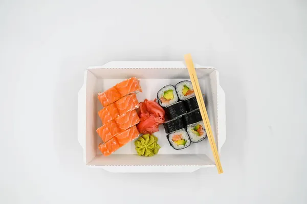 Sushi Con Zenzero Rosso Wasabi Una Scatola Asporto Sfondo Bianco — Foto Stock