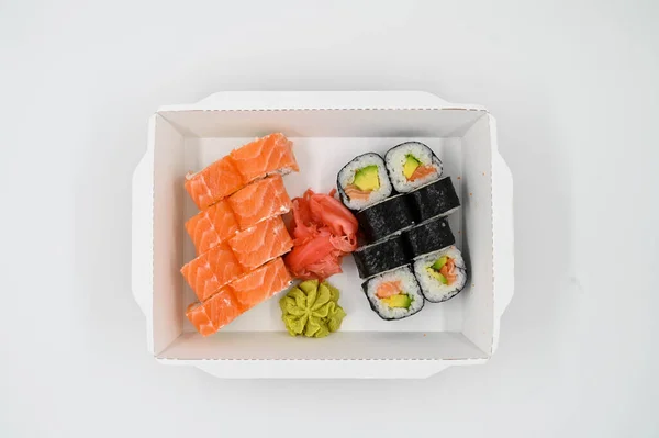 Sushi Czerwonym Imbirem Wasabi Pudełku Wynos Odizolowane Białe Tło Widok — Zdjęcie stockowe