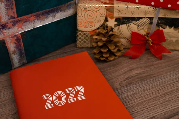 Boek Met 2022 Omslag Een Houten Tafel Met Kerstcadeaus Achtergrond — Stockfoto