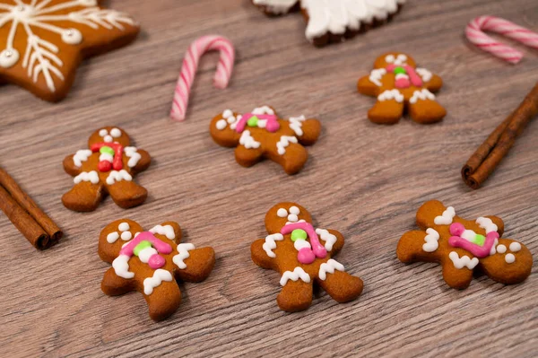 Close Men Gingerbread Men Wooden Table Christmas Candies Cinnamon Sticks — Stock Photo, Image