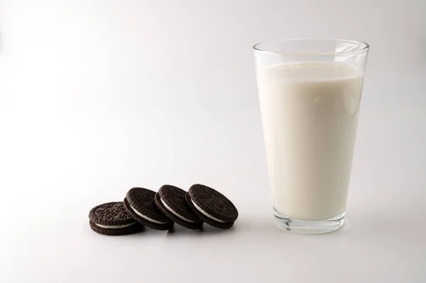 Una Fila Galletas Crema Chocolate Lado Vaso Lleno Leche Sobre —  Fotos de Stock