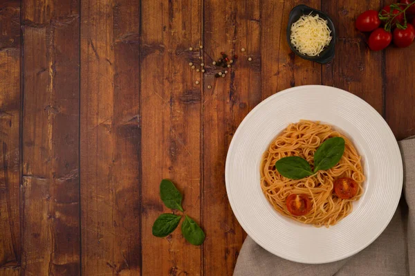 Spaghetti Tomato Sauce Fried Cherry Tomatoes Basil Leaves Brown Wooden — Foto de Stock