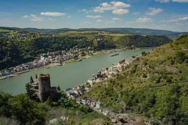 Ren Vadisi manzarası, Katz Kalesi ve St Goar ile Sankt Goarshausen.