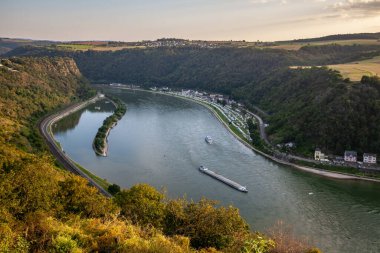 Rheintal Loreley liman manzarası Sankt Goarshausen 'deki Rheinsteig Premium Yürüyüş yolu.