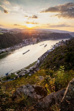 Sankt Goarshausen manzaralı günbatımı Ren Vadisi manzarası