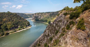 Blick auf den Rhein von oben auf das sagenumwobene Loreleytal