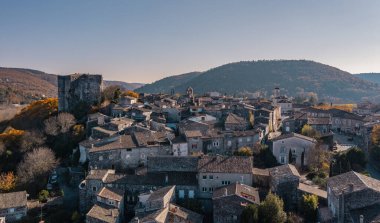 Ortaçağ Köyü 'nün havadan görünüşü Alba la Romaine.