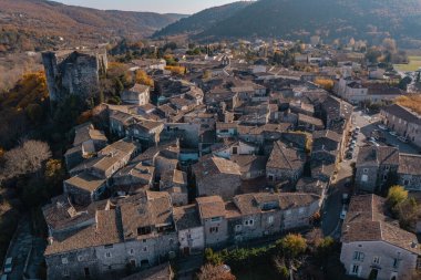 Ortaçağ Köyü 'nün havadan görünüşü Alba la Romaine.