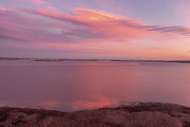 Torrevieja 'da Günbatımında Pembe Göl' ün Hava Görüntüsü