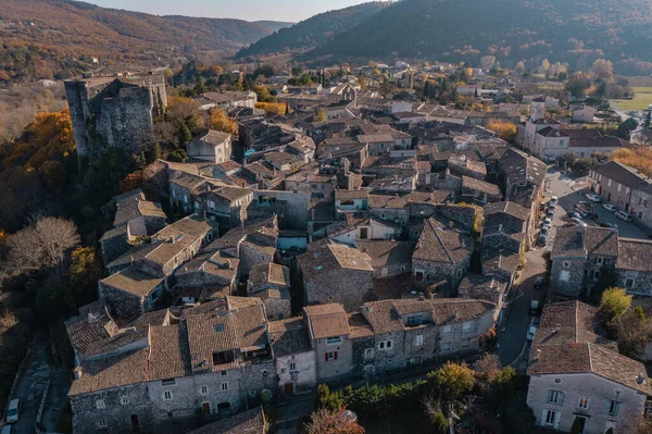 Ortaçağ Köyü 'nün havadan görünüşü Alba la Romaine.
