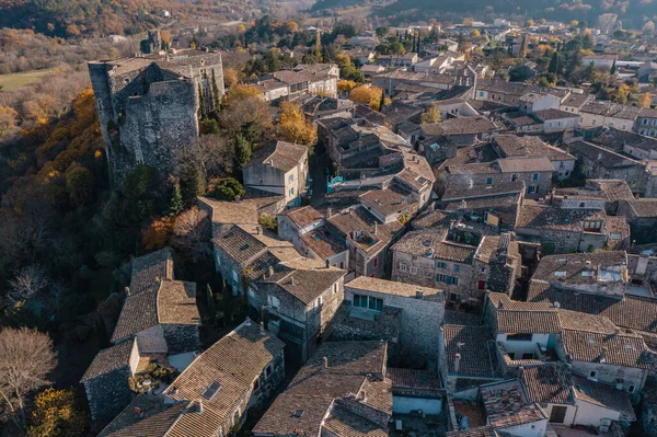 Ortaçağ Köyü 'nün havadan görünüşü Alba la Romaine.