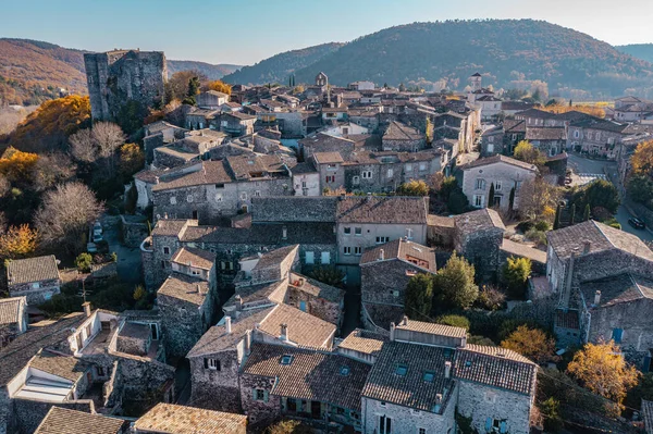 Ortaçağ Köyü 'nün havadan görünüşü Alba la Romaine.
