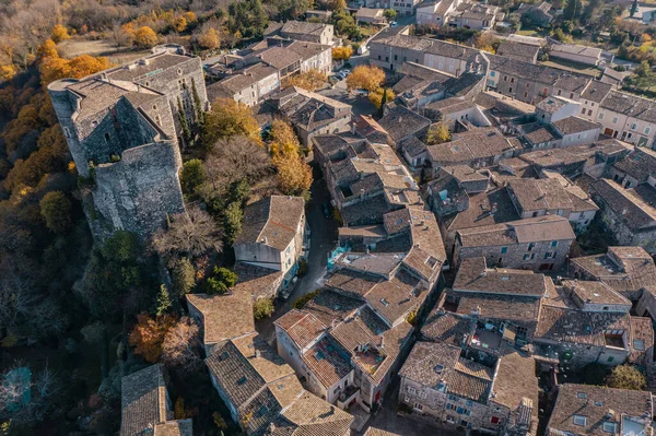 Ortaçağ Köyü 'nün havadan görünüşü Alba la Romaine.