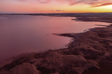 Torrevieja 'da Günbatımında Pembe Göl' ün Hava Görüntüsü