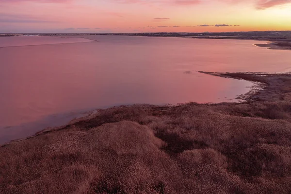 Torrevieja 'da Günbatımında Pembe Göl' ün Hava Görüntüsü