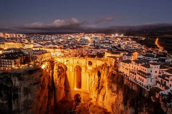 Akşam Aydınlatmasıyla Ronda Şehrinin Insansız Hava Görüntüsü — Stok fotoğraf