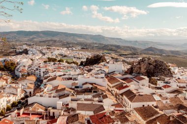 İspanya 'nın güneyindeki Olvera şehrinin manzarası beyaz köylerin rotasında yer almaktadır.