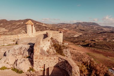 Kaleden Olvera manzaralı tarım ve zeytin bahçeleri harabe.