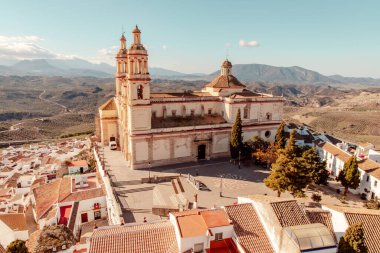 İspanya 'nın güneyindeki Meryem Ana Kilisesi ile birlikte Olvera şehrinin manzarası beyaz köylerin güzergahında yer almaktadır.